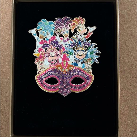 Disney Pin HKDL - Pin Trading Fun Days 2013 - Jumbo Pin - Picture 2 of 4